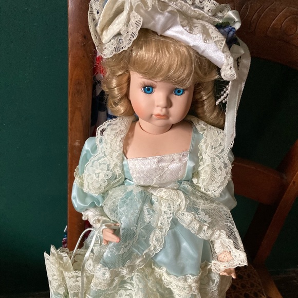 Bride porcelain doll no cracks in like new condition. Make a perfect gift. - Picture 2 of 2